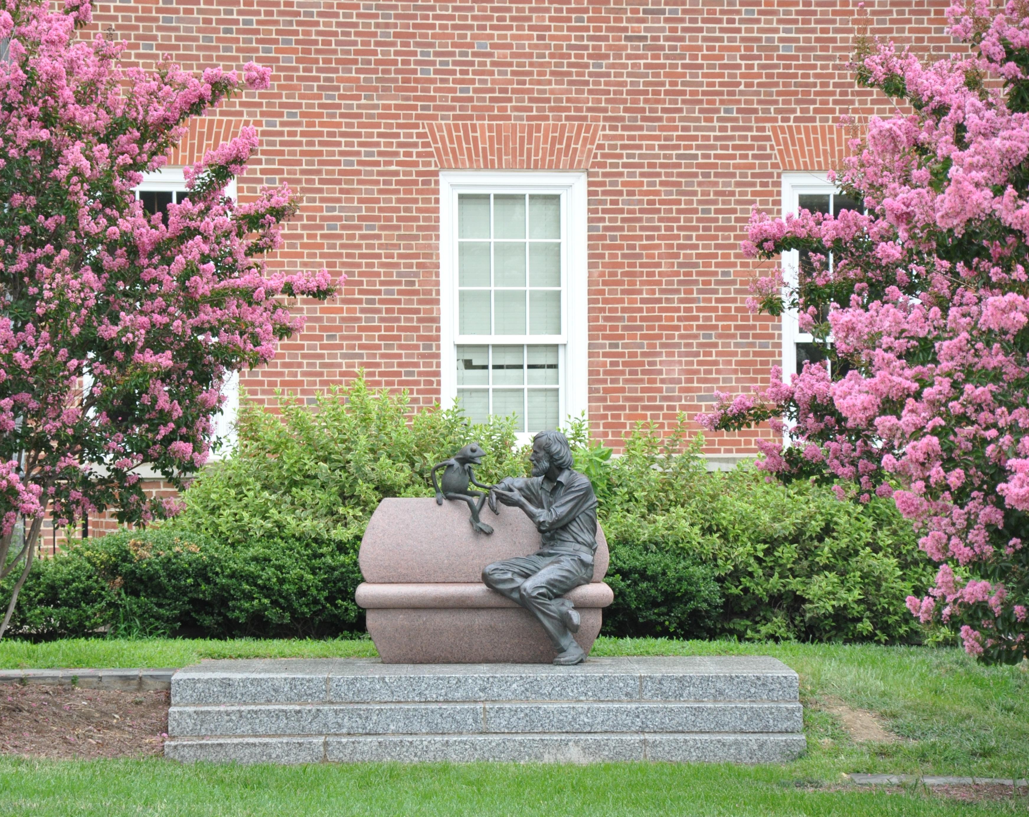 Kermit and Henson statue